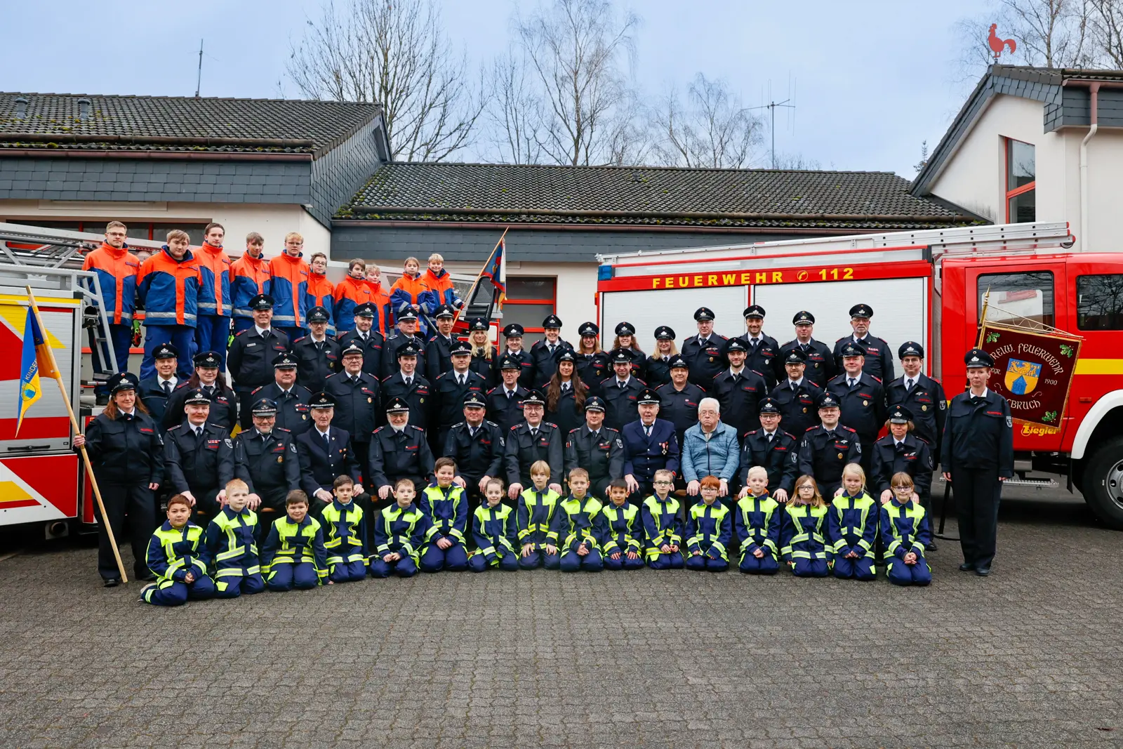 Die Einheit Dahlbruch der Freiwilligen Feuerwehr Hilchenbach vor den Einsatzfahrzeugen